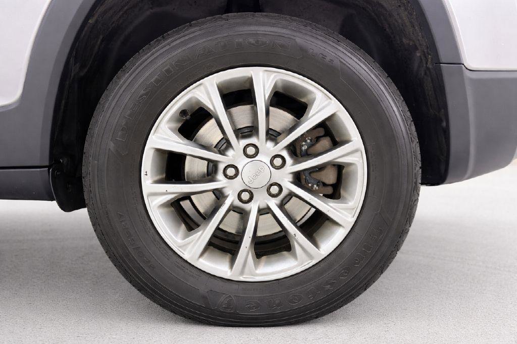 Used 2019 Jeep Cherokee Latitude Plus w/ Cold Weather Group AWD/4WD image 26