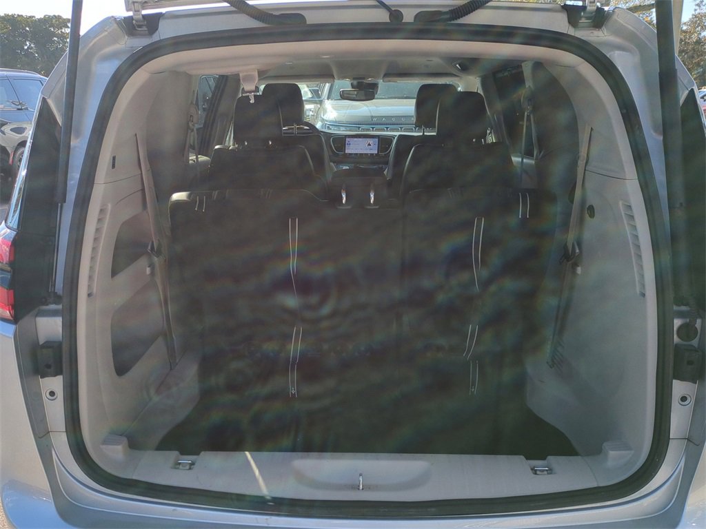 Used 2024 Chrysler Pacifica Touring-L image 14