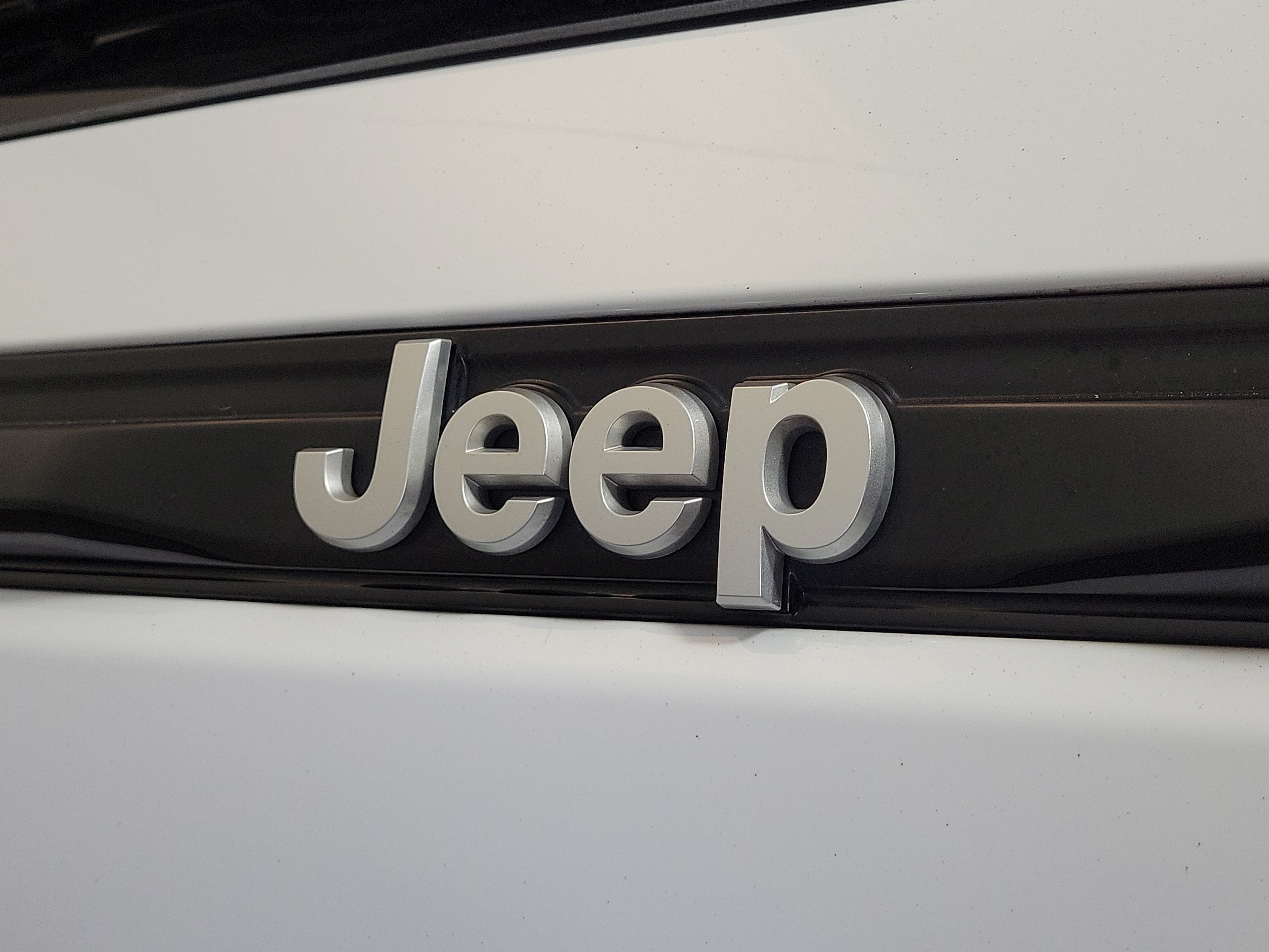 Used 2025 Jeep Grand Cherokee Laredo X RWD image 8