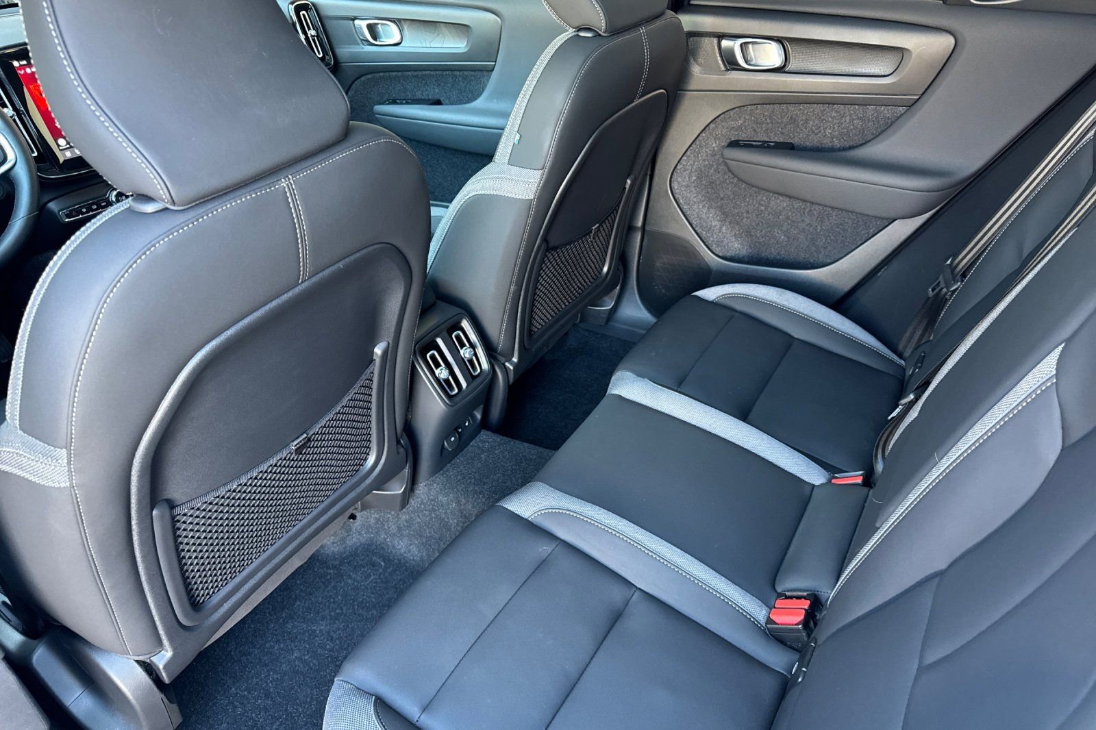 Certified 2025 Volvo EX40 Plus w/ Climate Package RWD image 5
