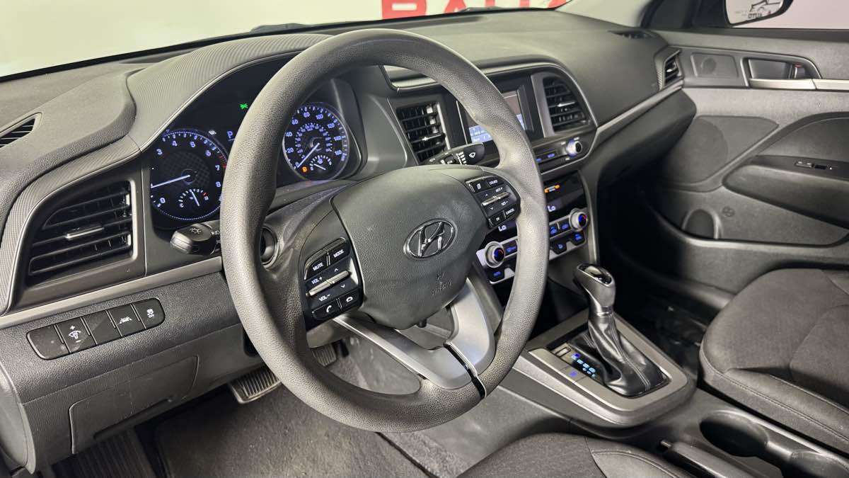 Used 2020 Hyundai Elantra SE w/ Cargo Package (C1) FWD image 13