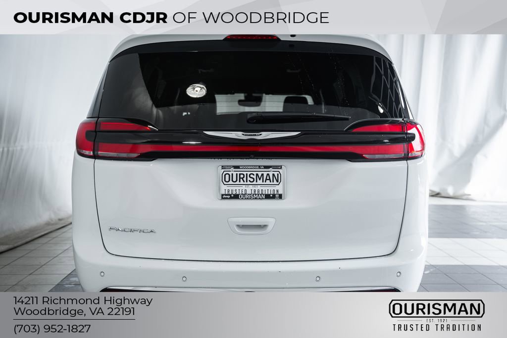 Used 2025 Chrysler Pacifica Select image 6