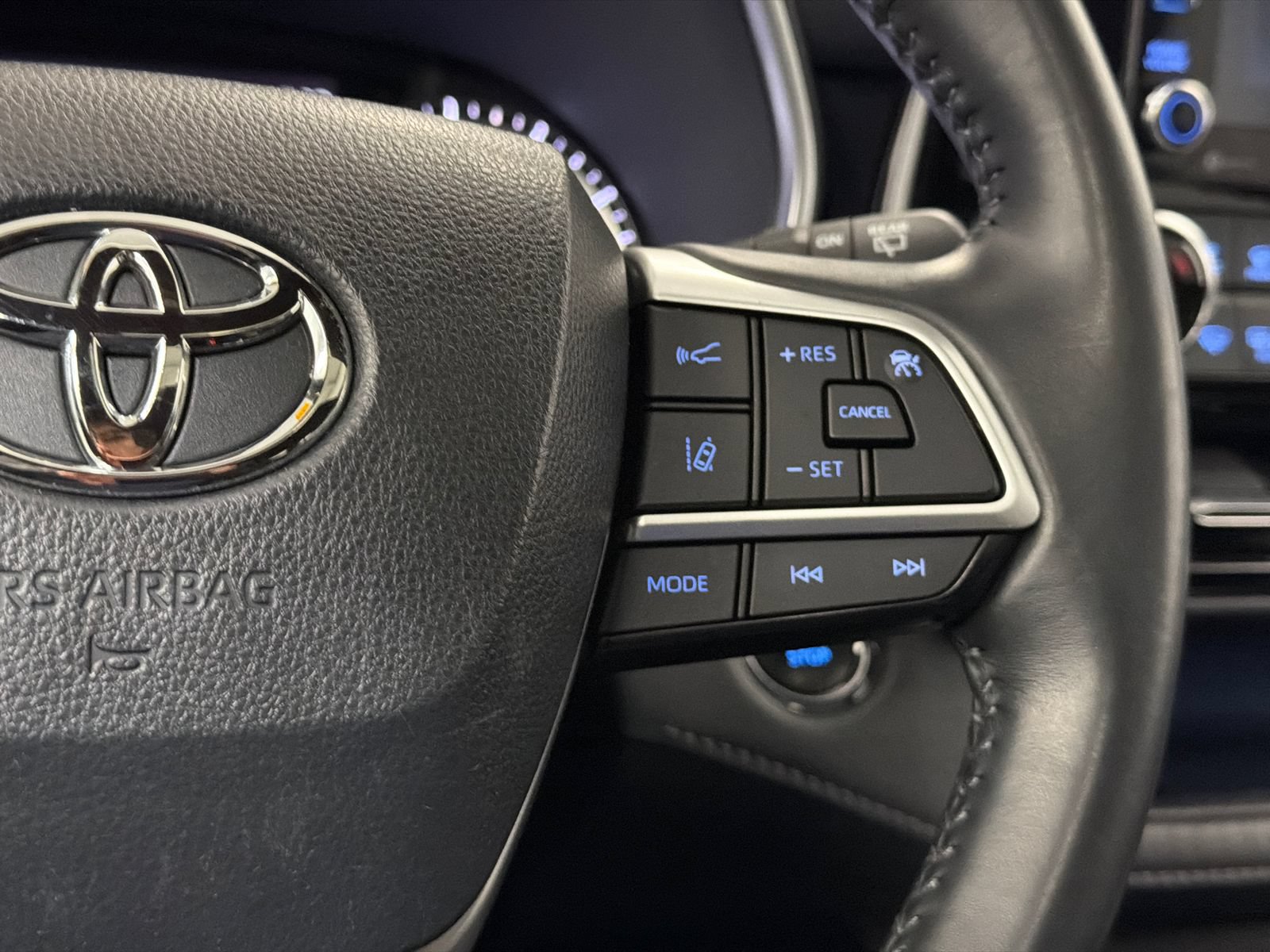 Used 2022 Toyota Highlander XSE AWD/4WD image 23