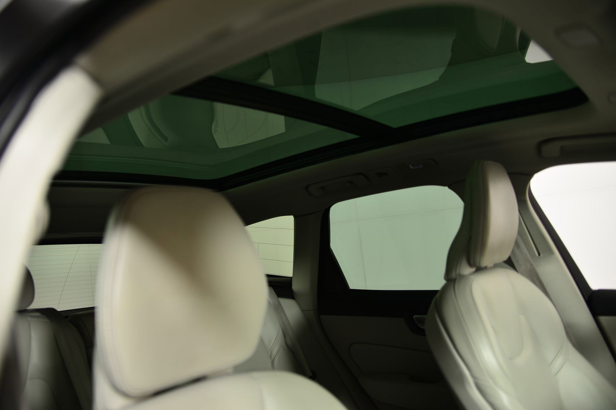 Used 2023 Volvo XC60 B5 Ultimate w/ Climate Package image 12