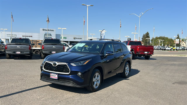 Used 2024 Toyota Highlander LE AWD/4WD image 8