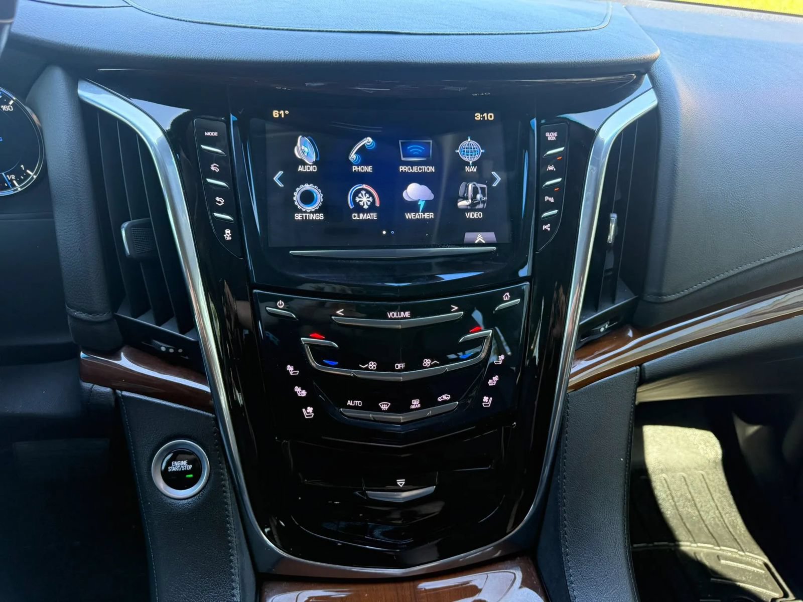 Used 2018 Cadillac Escalade Luxury AWD/4WD image 23