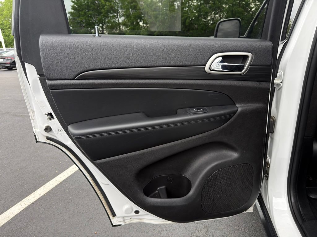 Used 2021 Jeep Grand Cherokee Laredo AWD/4WD image 19