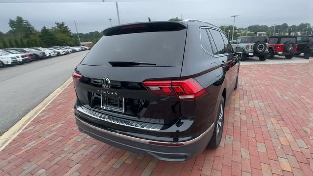 Used 2023 Volkswagen Tiguan SE FWD image 2