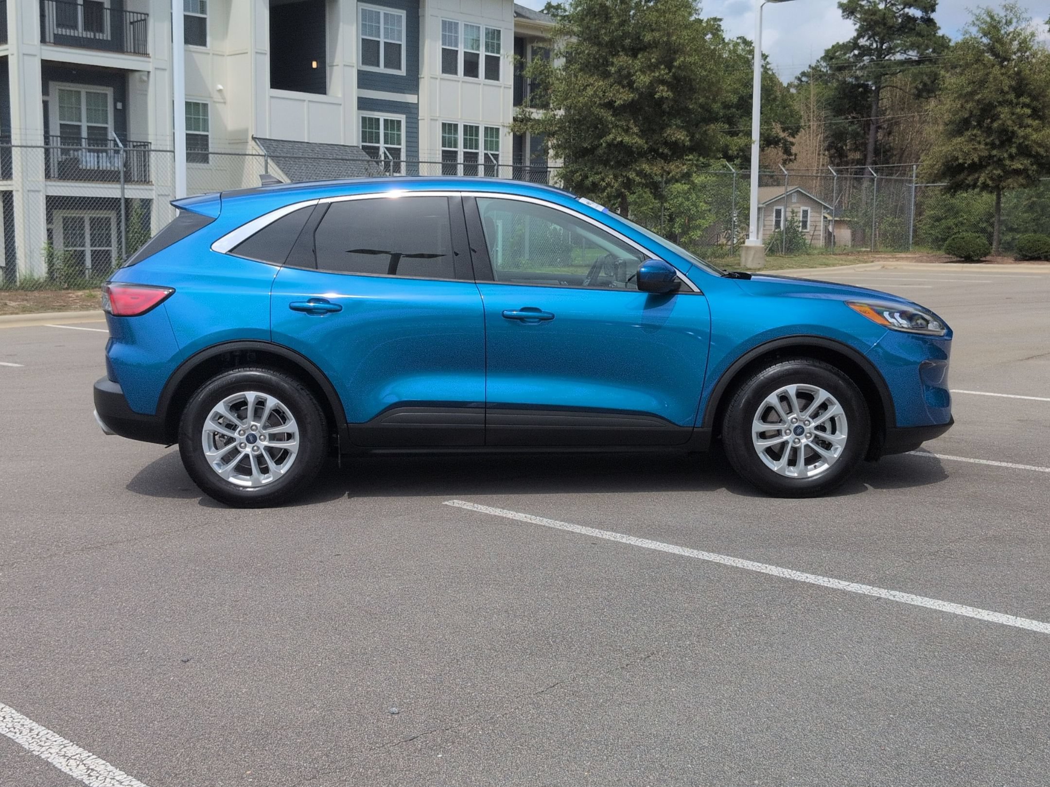Used 2021 Ford Escape SE w/ Convenience Package FWD image 3