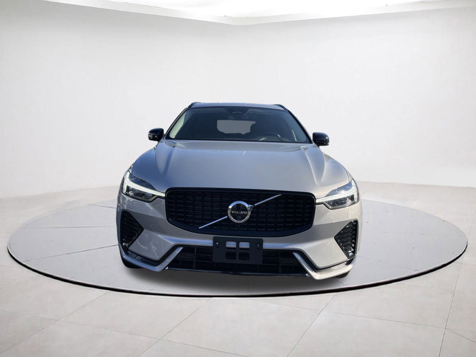 Used 2025 Volvo XC60 B5 Plus image 2