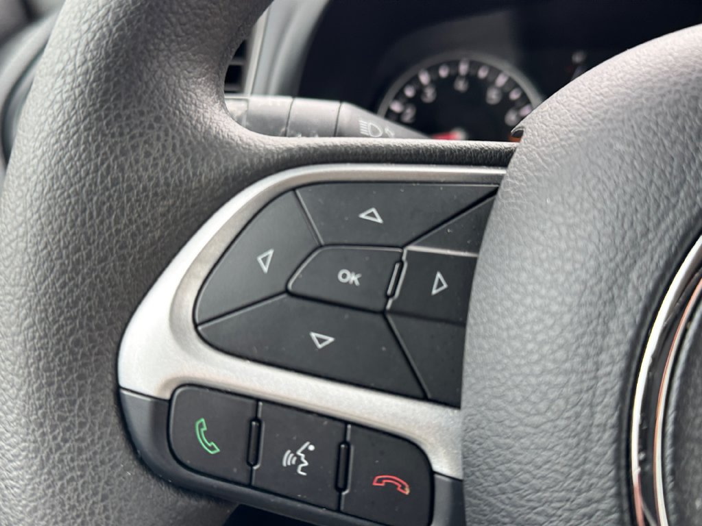 Used 2023 Jeep Renegade Latitude AWD/4WD image 14