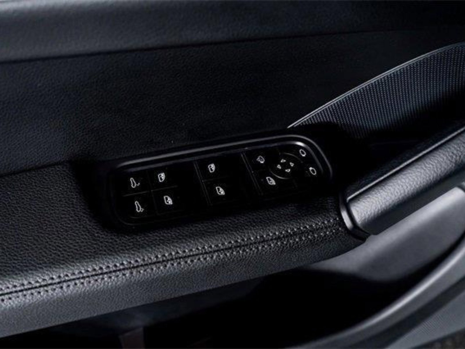 Used 2025 Porsche Cayenne image 64