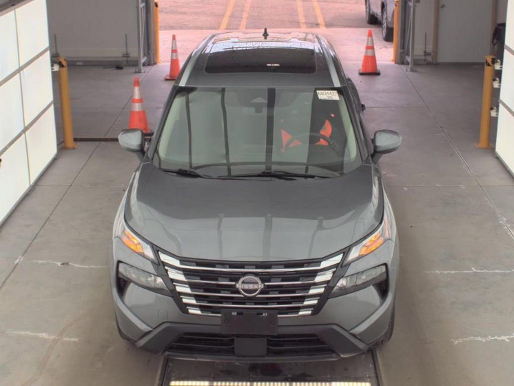 Used 2024 Nissan Rogue SV w/ SV Premium Package image 2