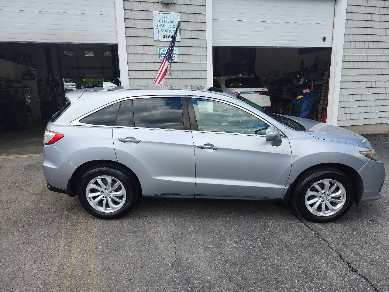 Used 2017 Acura RDX AWD w/ Technology Package image 3