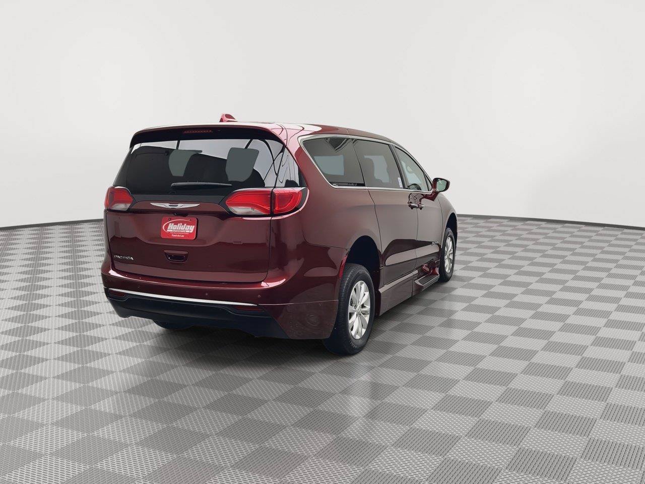 Used 2018 Chrysler Pacifica Touring Plus FWD image 34