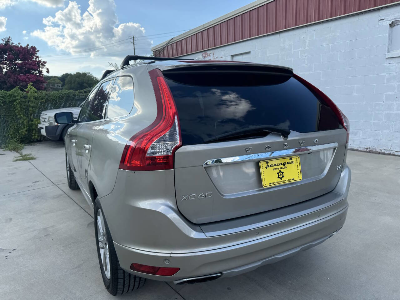 Used 2016 Volvo XC60 T6 w/ Proximity Package image 9