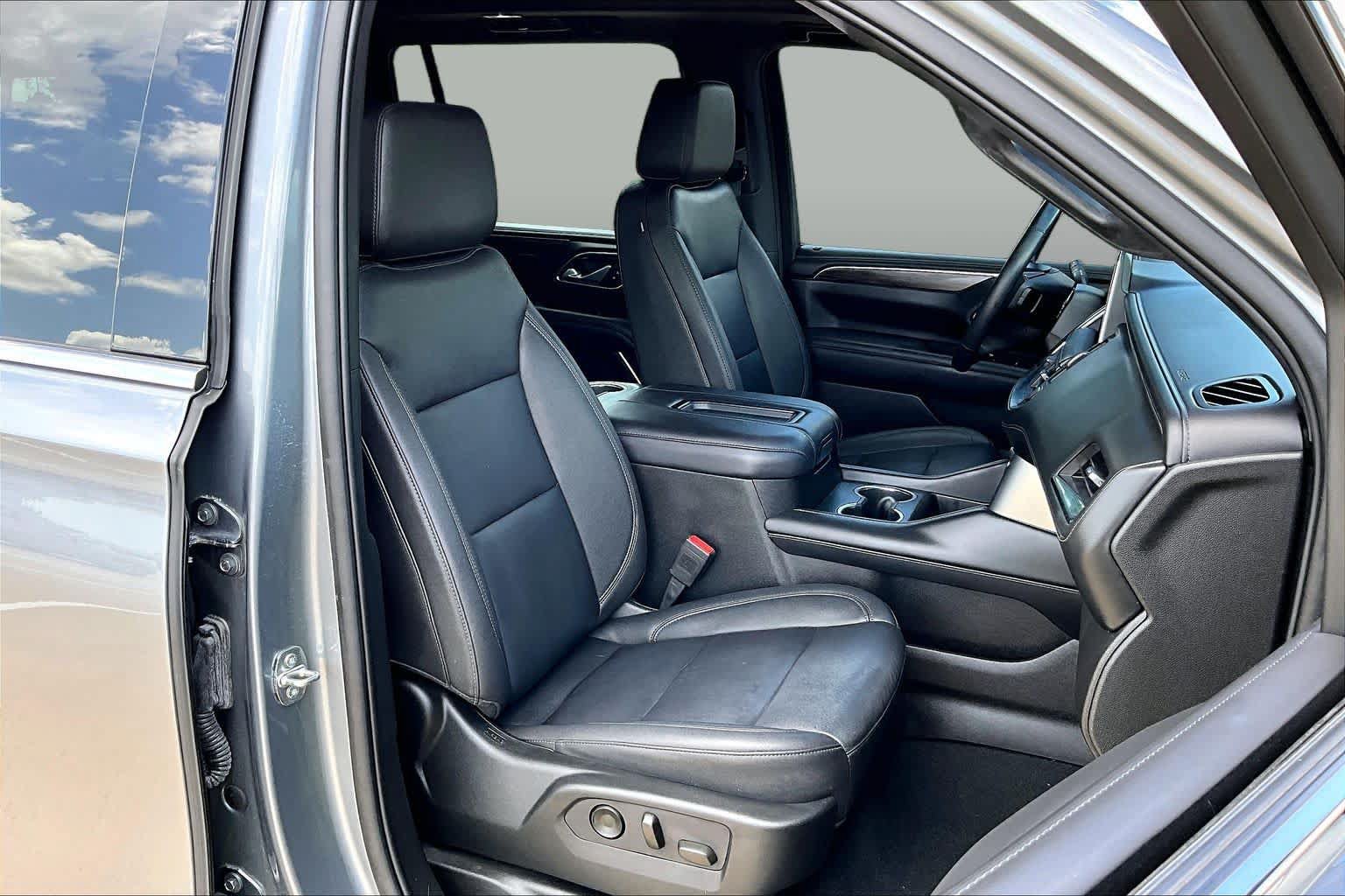 Used 2022 Chevrolet Suburban LT w/ Luxury Package RWD image 9