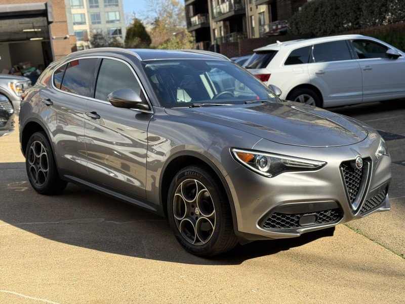 Used 2018 Alfa Romeo Stelvio AWD image 3