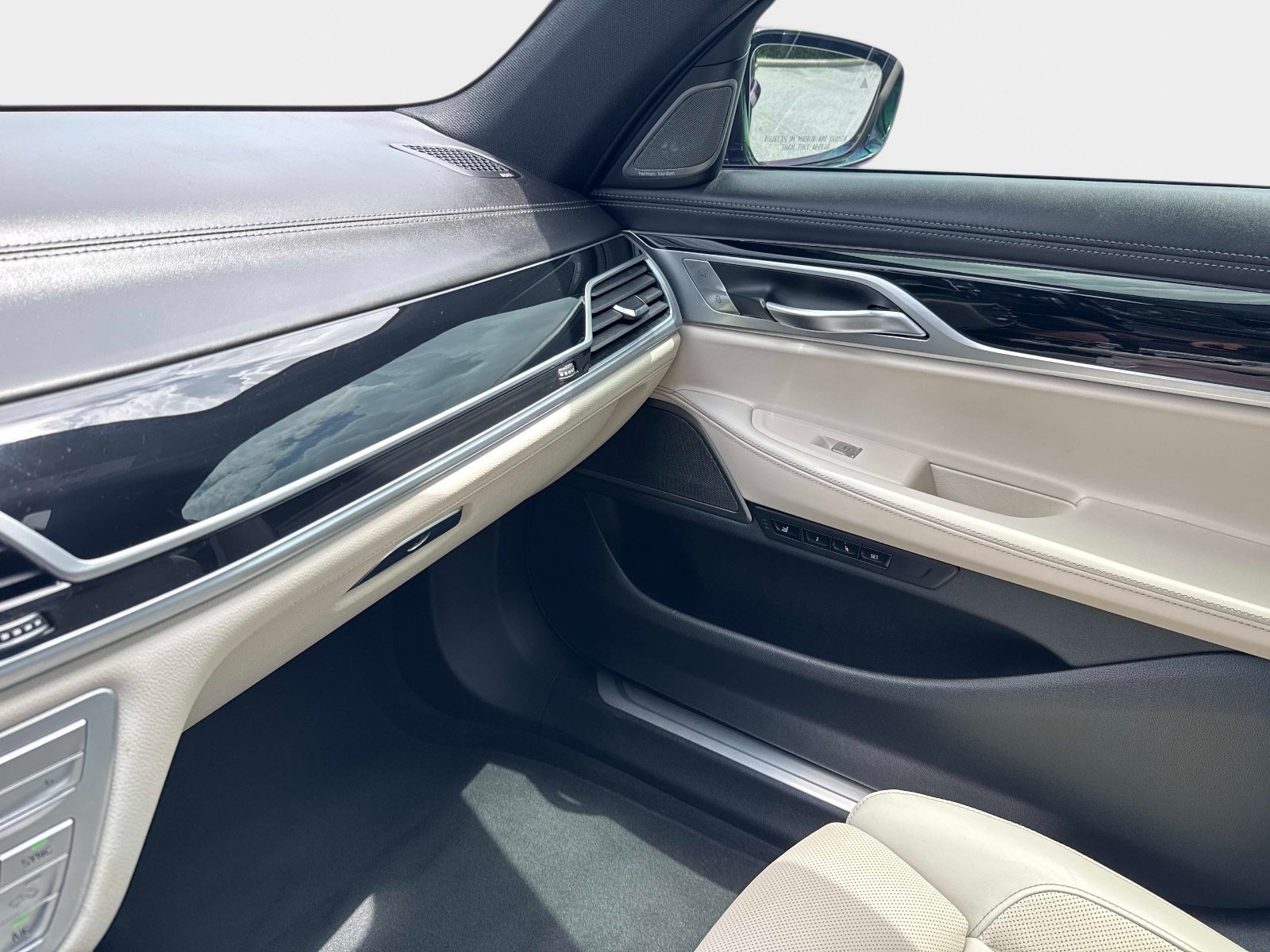 Used 2022 BMW 750i xDrive w/ Executive Package AWD/4WD image 26
