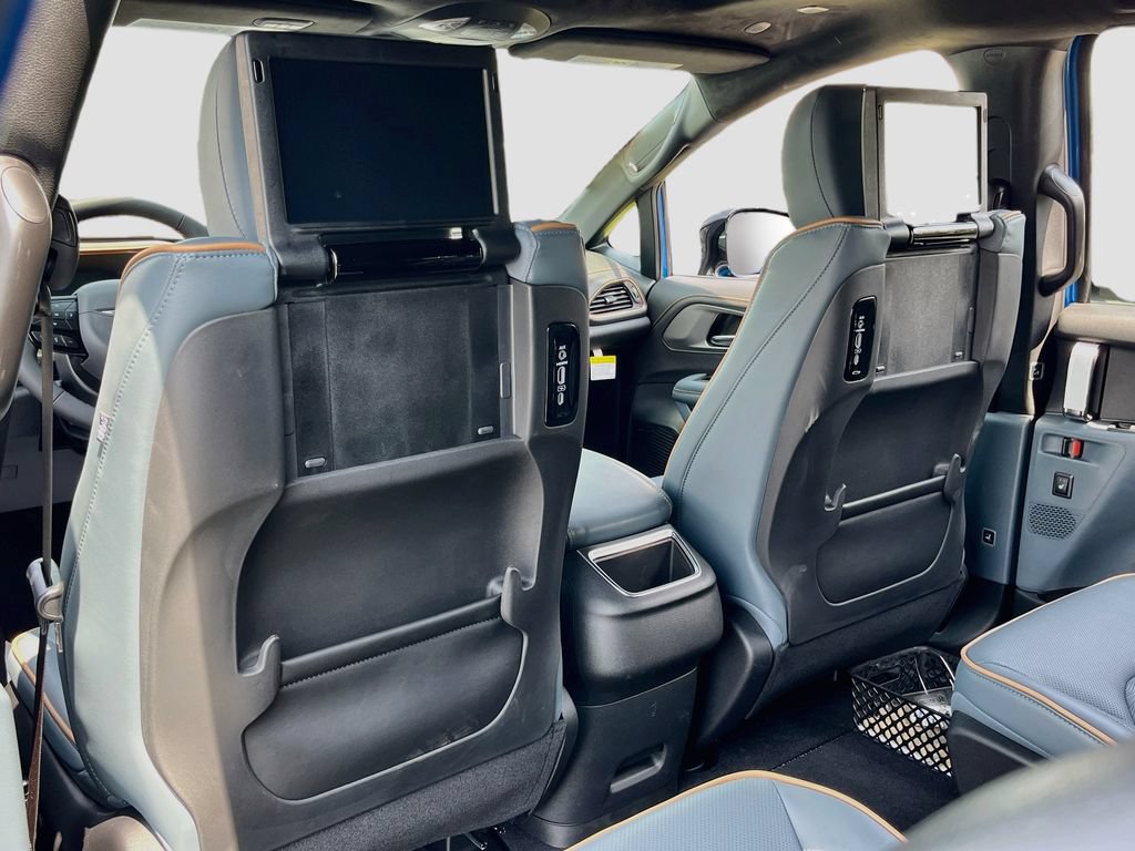 New 2027 Chrysler Pacifica Pinnacle w/ Theater Group FWD image 24