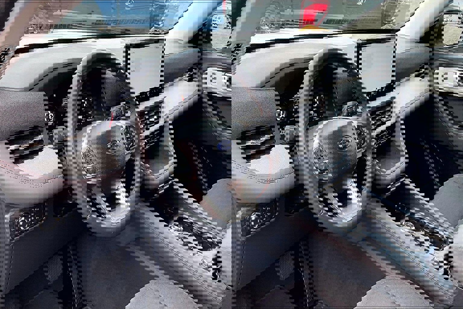 Used 2025 Ford Explorer Active image 13