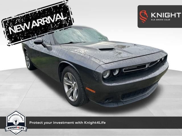 Used 2016 Dodge Challenger SXT image 1
