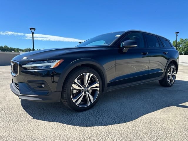 Certified 2025 Volvo V60 B5 Cross Country Plus AWD/4WD image 3