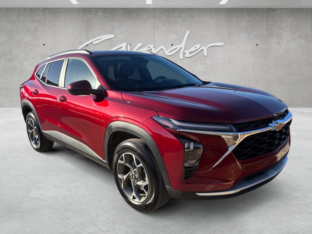 Used 2025 Chevrolet Trax LT image 2