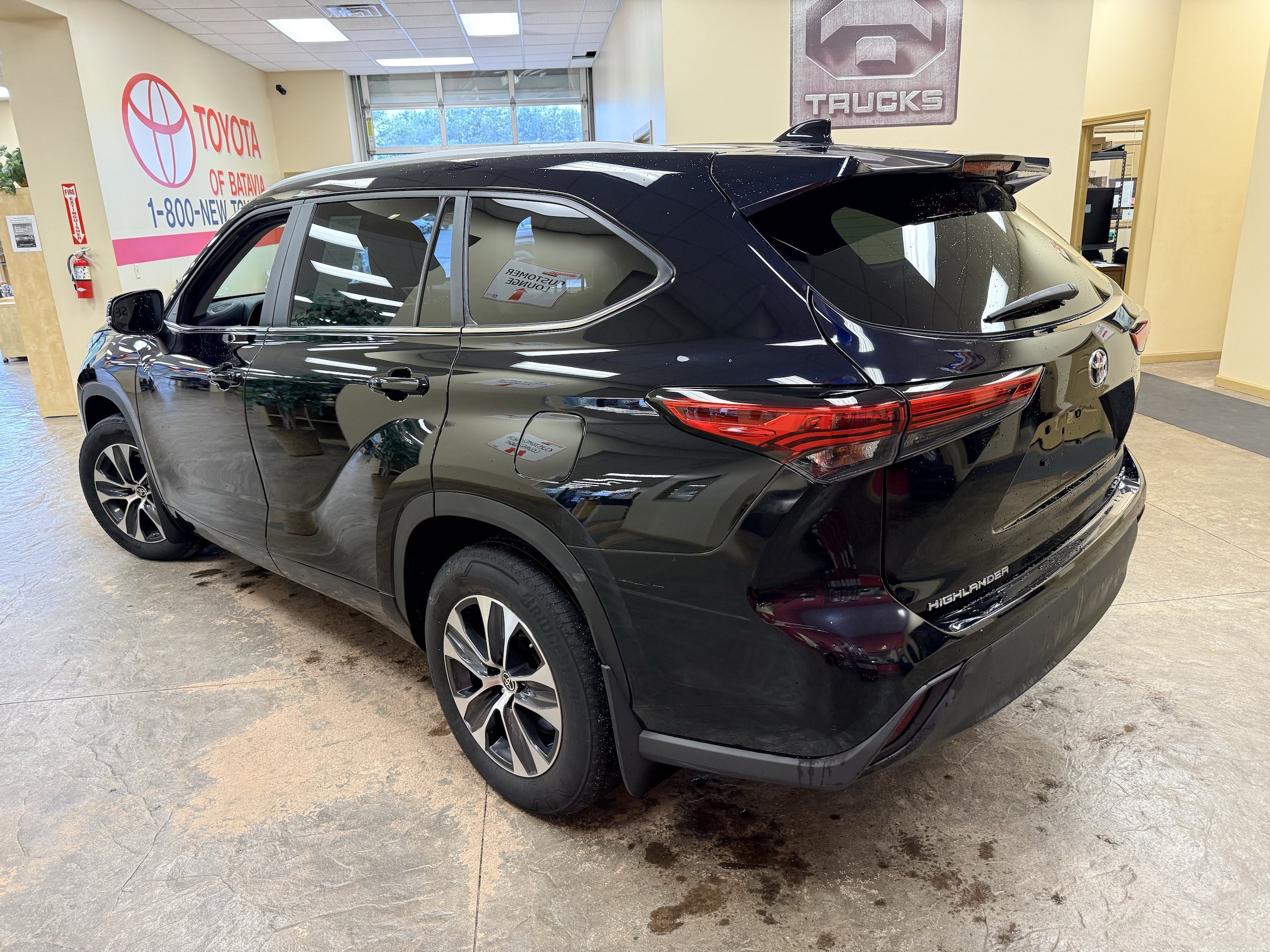Used 2023 Toyota Highlander XLE AWD/4WD image 9