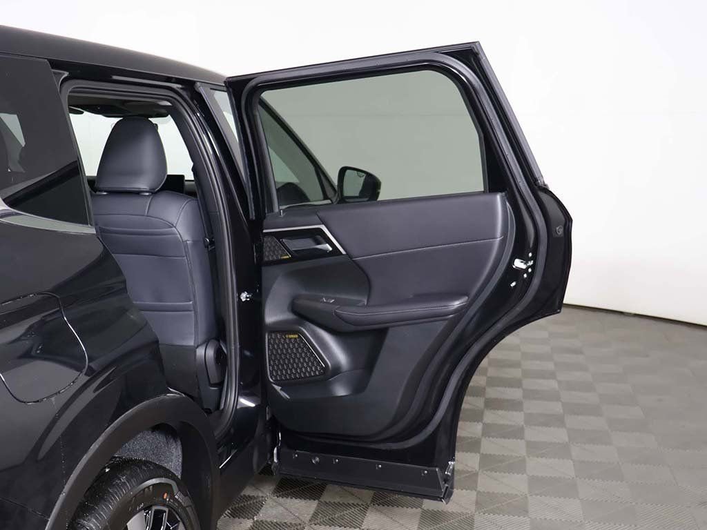 New 2026 Mitsubishi Outlander SE image 27