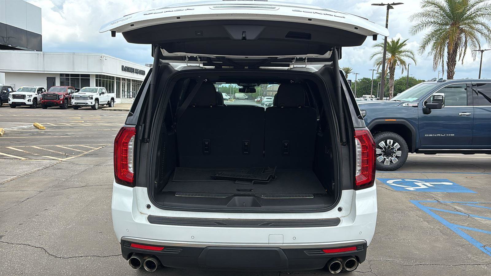 Used 2023 GMC Yukon XL Denali RWD image 18