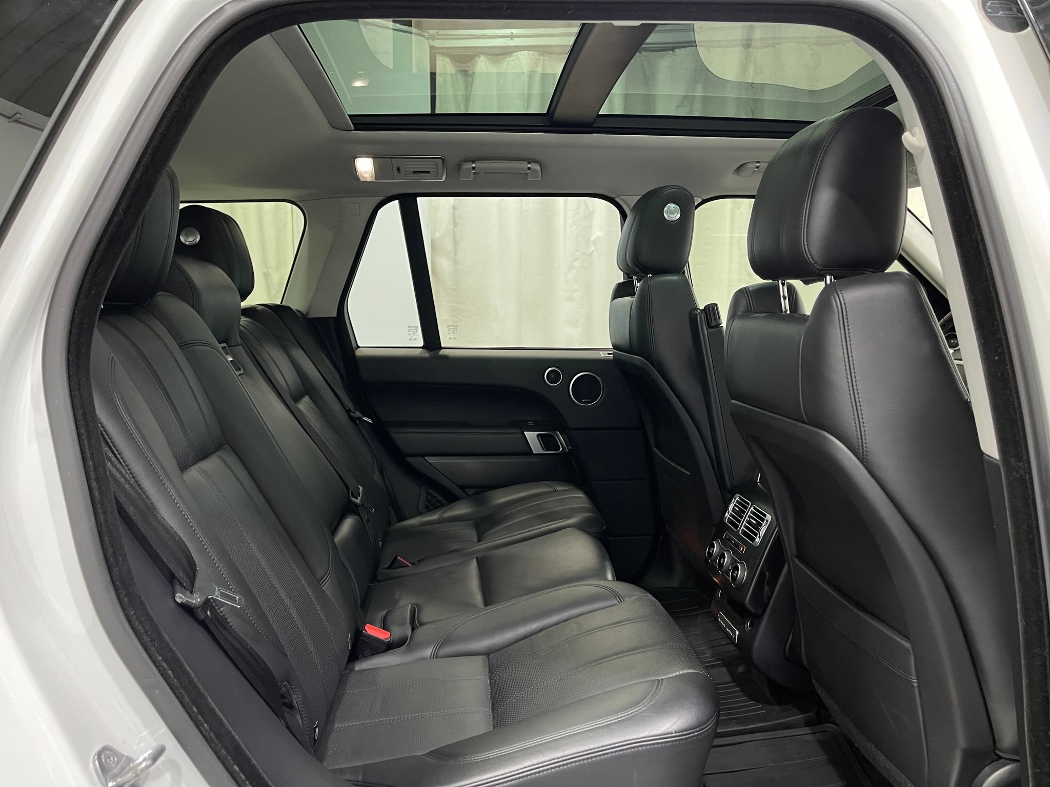 Used 2015 Land Rover Range Rover Supercharged AWD/4WD image 30