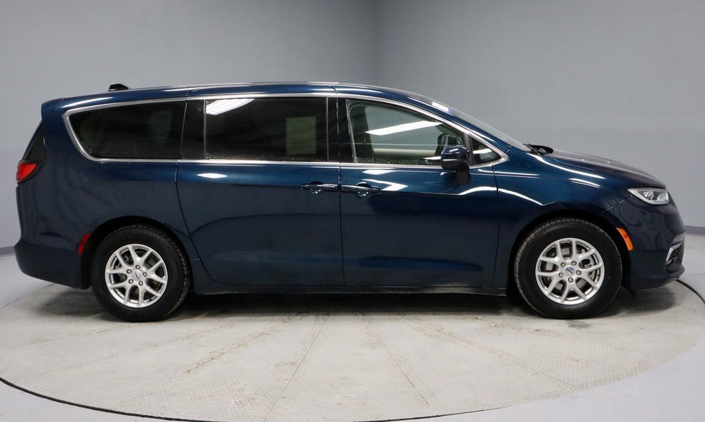 Used 2023 Chrysler Pacifica Touring-L image 8