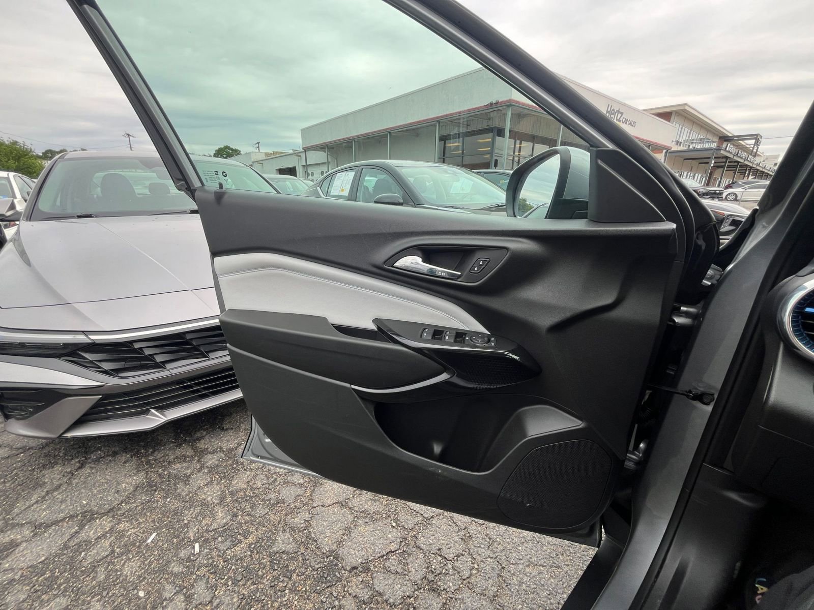 Used 2025 Chevrolet Trax LT FWD image 20