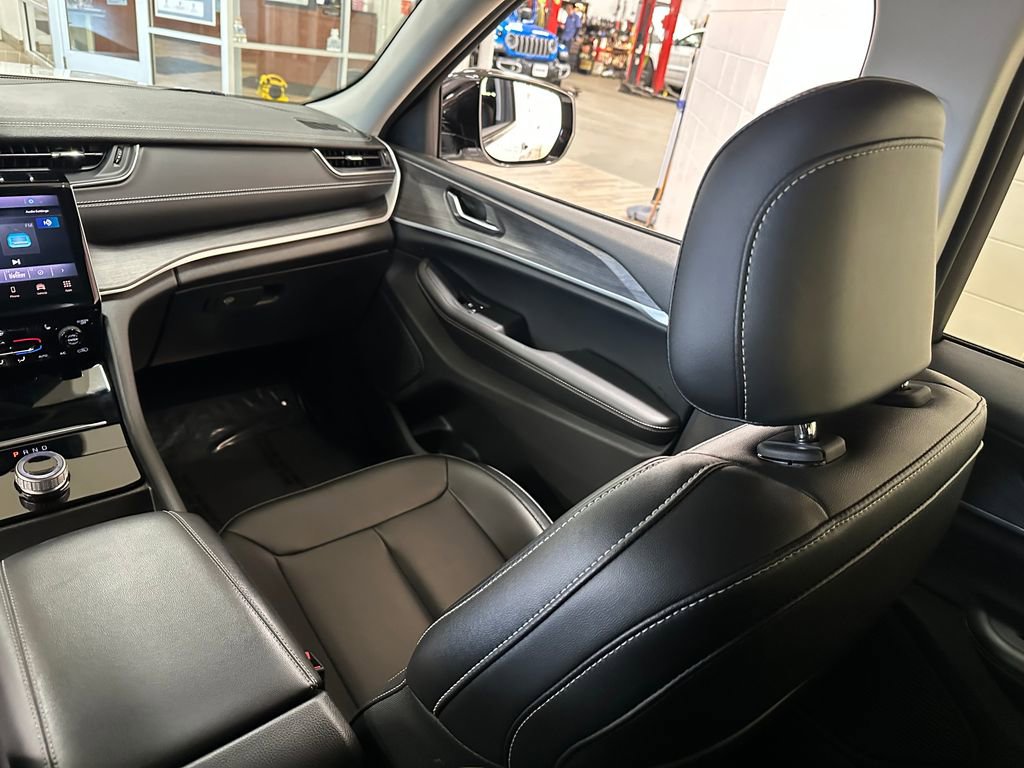 Certified 2023 Jeep Grand Cherokee Limited w/ Trailer Tow Prep Group (B) image 14