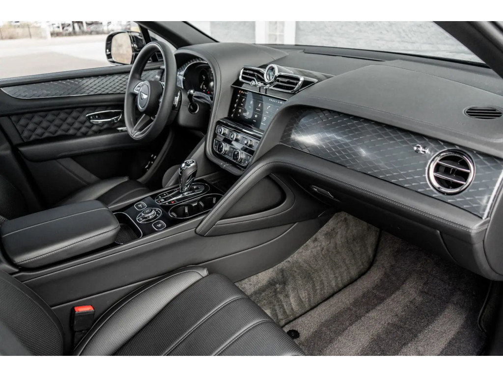 Used 2022 Bentley Bentayga image 2