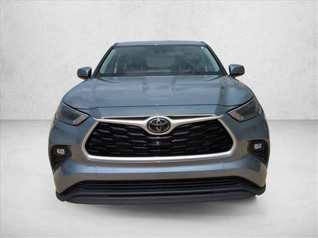 Used 2024 Toyota Highlander LE FWD image 2