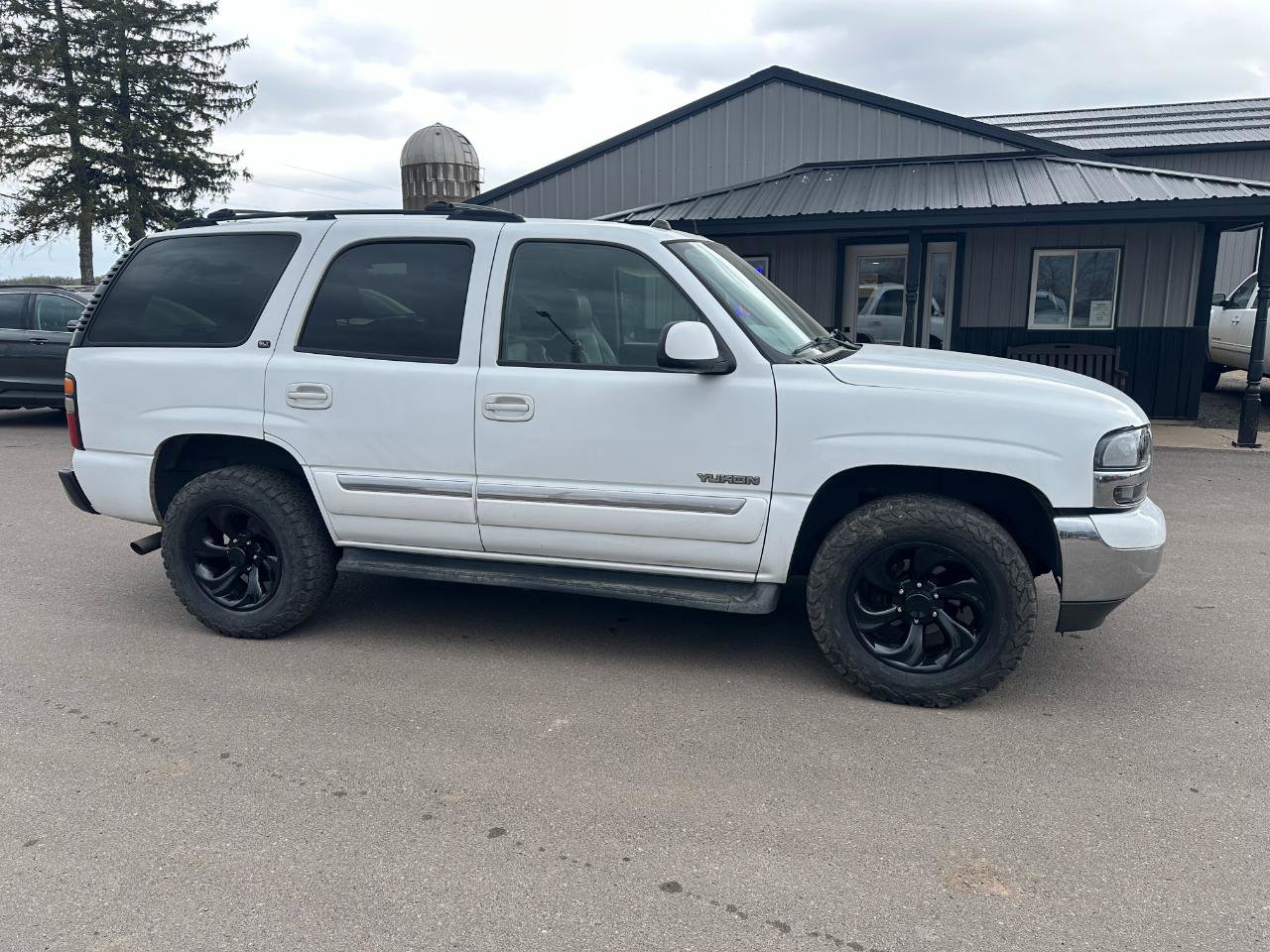Used 2005 GMC Yukon SLT w/ SLT Preferred Equipment Group AWD/4WD image 2