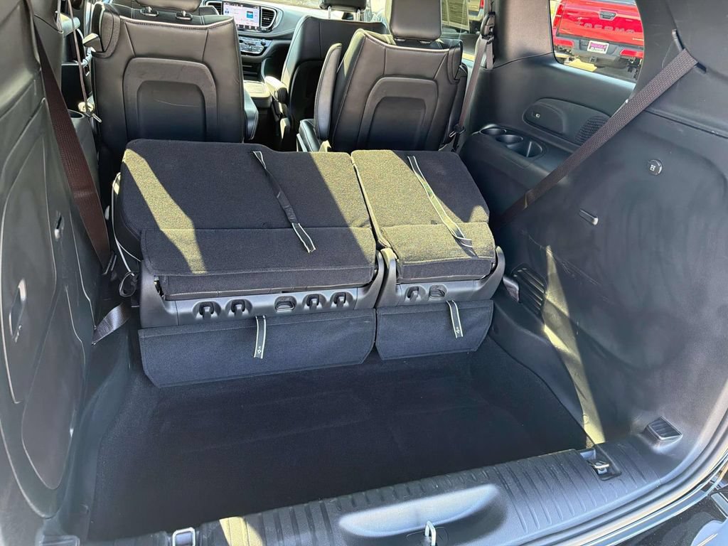 Used 2025 Chrysler Pacifica Premium FWD image 8