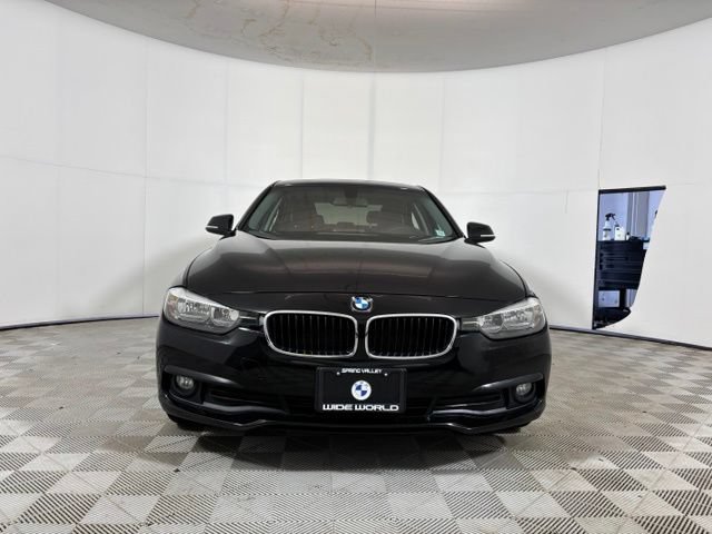 Used 2017 BMW 320i xDrive Sedan AWD/4WD image 2