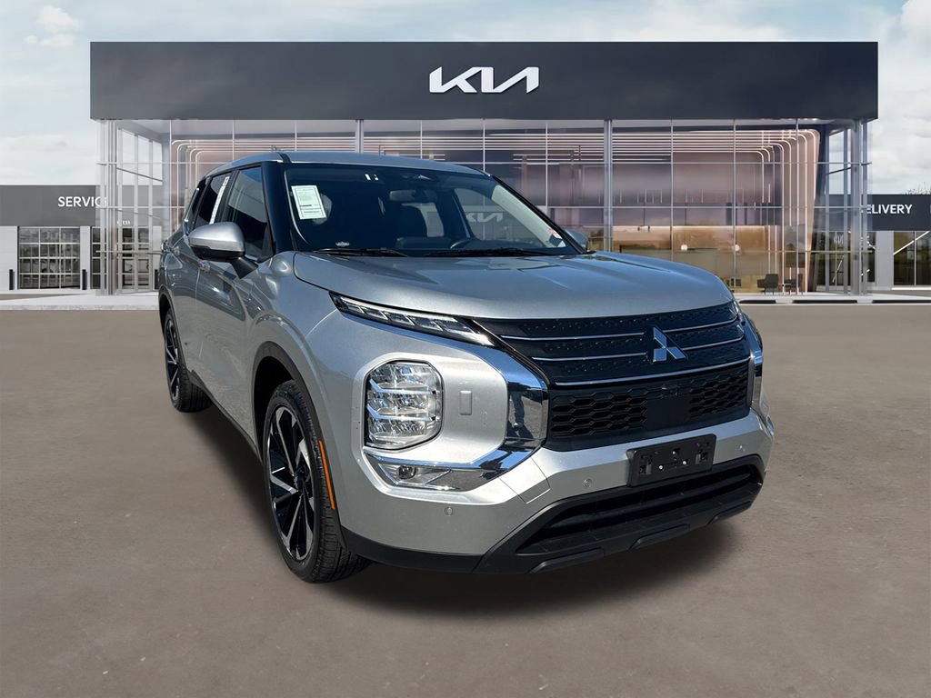 Used 2024 Mitsubishi Outlander SE image 1