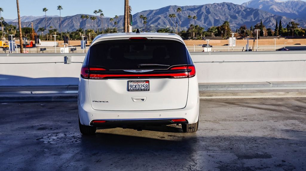 Certified 2023 Chrysler Pacifica Touring-L image 7