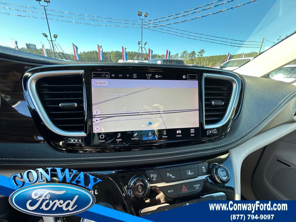 Used 2022 Chrysler Pacifica Limited w/ Uconnect Theater Family Group image 40