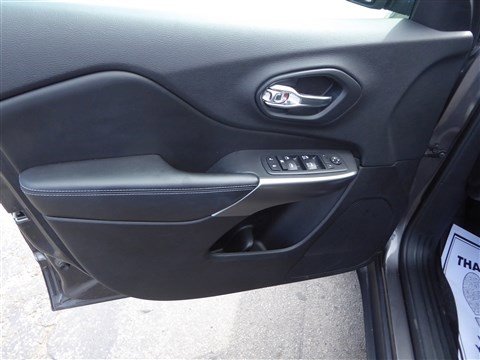 Used 2019 Jeep Cherokee Latitude Plus w/ Comfort/Convenience Group image 9