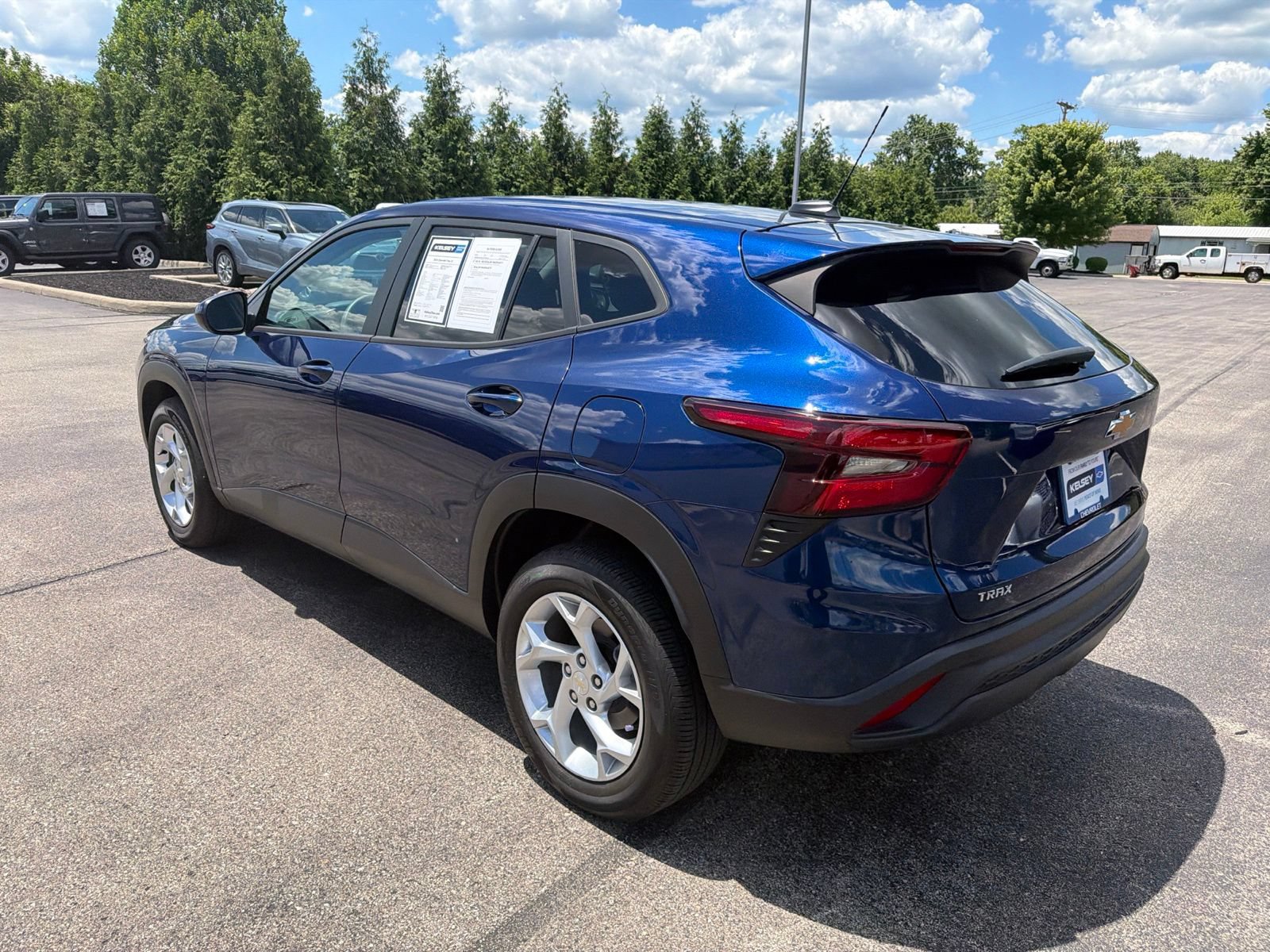 Used 2024 Chevrolet Trax LS w/ LS Convenience Package FWD image 3