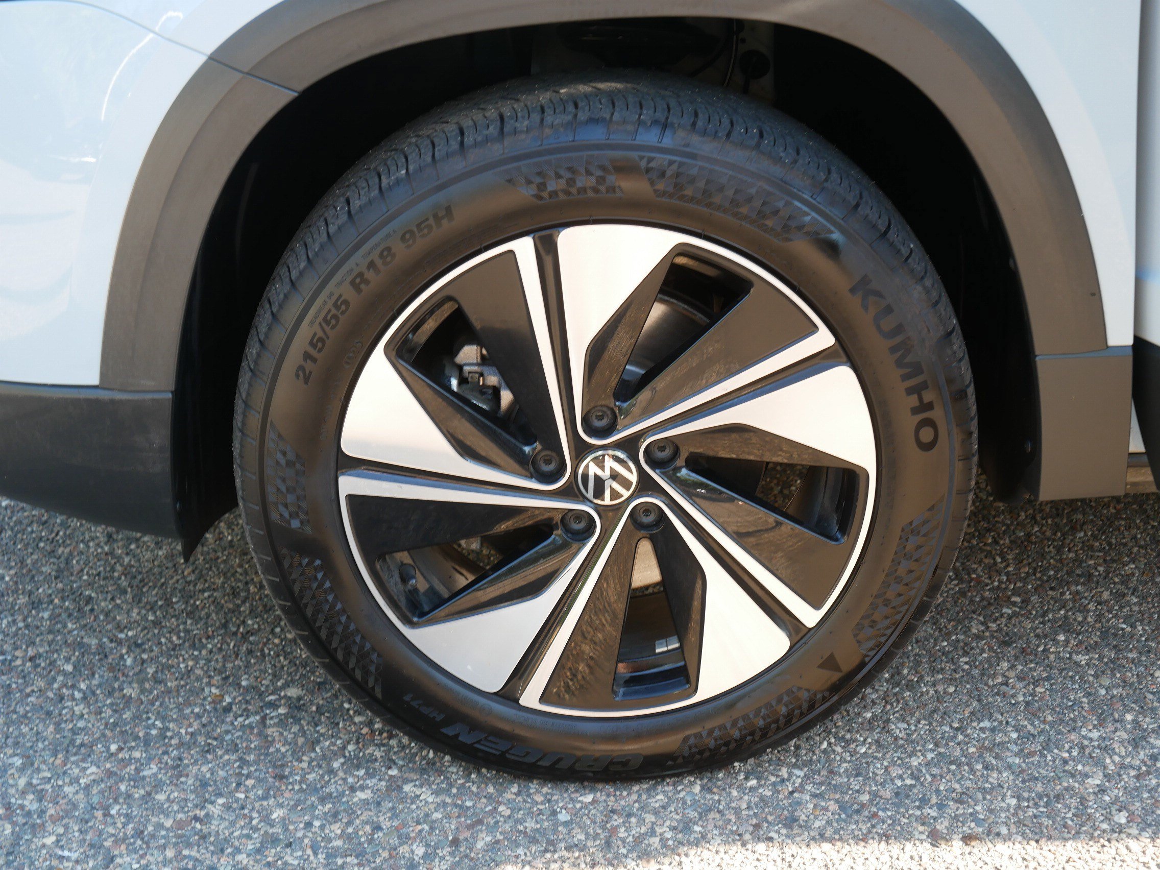 Used 2025 Volkswagen Taos SE w/ Panoramic Sunroof Package AWD/4WD image 15