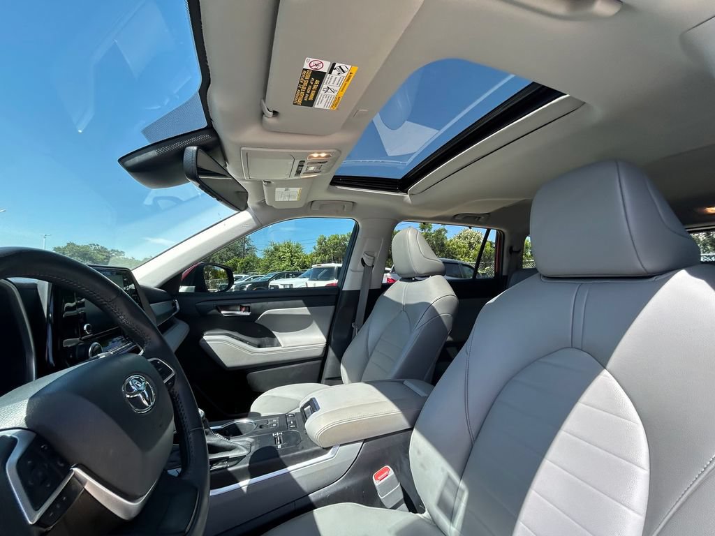 Used 2022 Toyota Highlander XLE FWD image 12