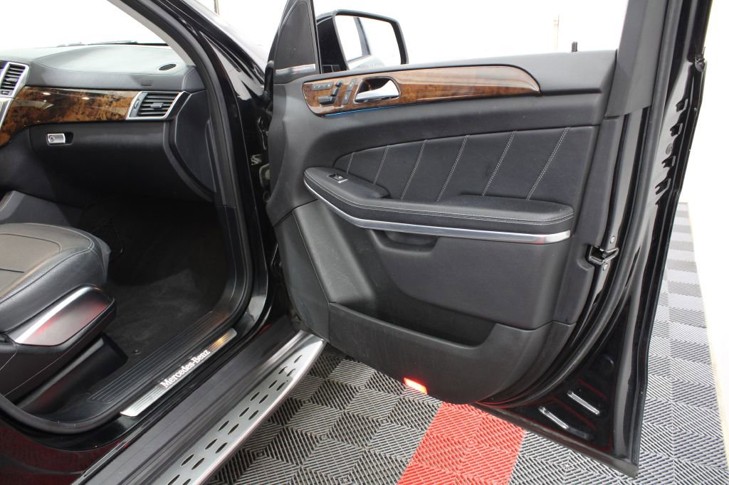 Used 2015 Mercedes-Benz GL 550 4MATIC image 34