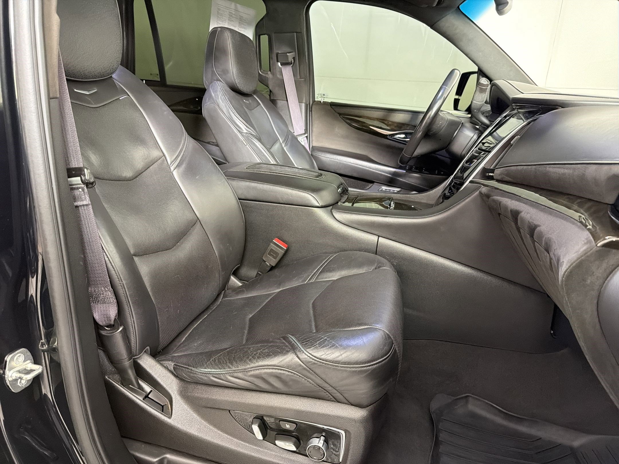 Used 2016 Cadillac Escalade Platinum image 31