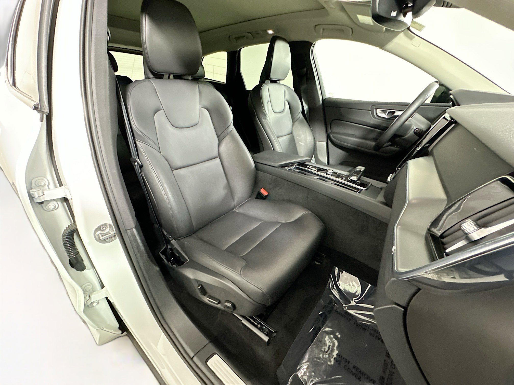 Used 2025 Volvo XC60 B5 Core image 28